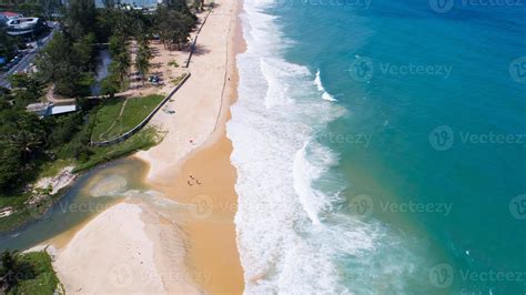 vista aérea praia de areia e ondas belo mar tropical na manhã de verão