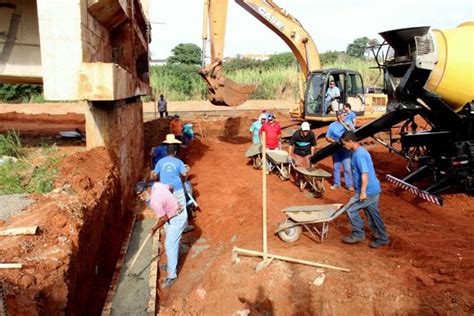 Secretaria de Obras inicia concretagem para implantação da terra armada