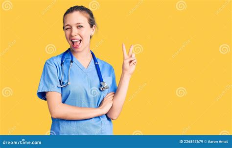 Jeune Belle Femme Blonde Portant L uniforme Du Médecin Et Le Stéthoscope Souriant Avec Un Visage