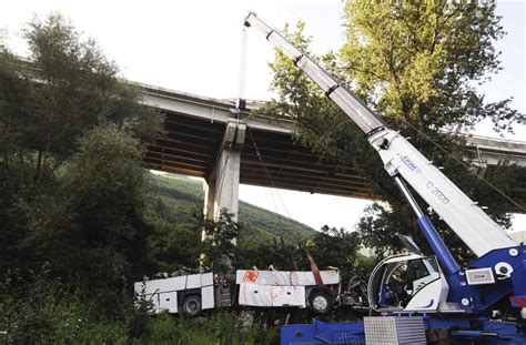 Strage Bus Di Avellino Chiesti Anni Per Lad Di Autostrade Il