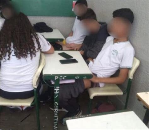 Alunos descem as calças em sala de aula