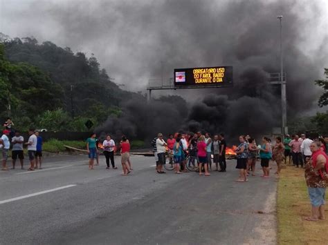 G1 Manifestantes bloqueiam rodovia Pe Manoel da Nóbrega em Cubatão