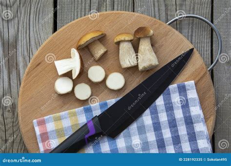 Hongos Cortados Con Un Cuchillo En Una Tabla De Corte Hongos Porcini