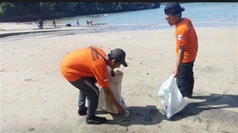 Bersama Juta Relawan Komunitas Di Tulungagung Bersihkan Pantai