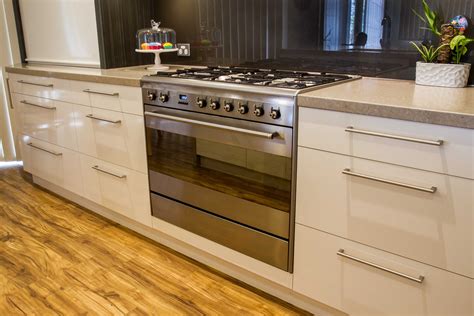 Free Standing Oven Two Toned Contemporary Kitchen