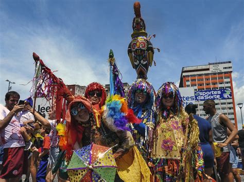 El Carnaval de Brasil vuelve a las calles de Recife al compás de su