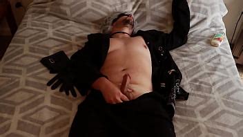 9S masturbándose con el porno y las piernas temblando cuando se corre XVIDEOS