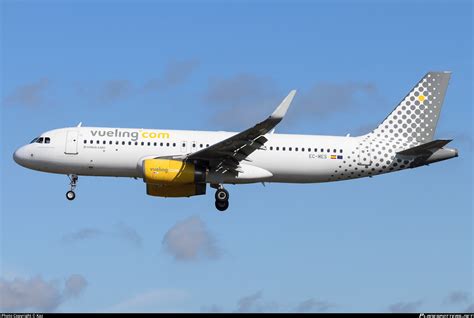 EC MES Vueling Airbus A320 232 WL Photo By Kaz ID 1003170