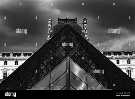 Louvre Paris France Banque D Images Noir Et Blanc Alamy