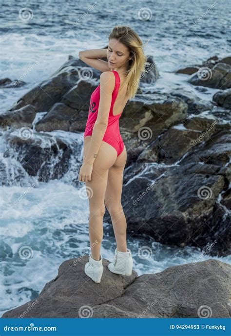 Arbeiten Sie Foto Im Freien Der Herrlichen Sexy Frau Mit Dem Blonden Haar Im Eleganten Bikini Um