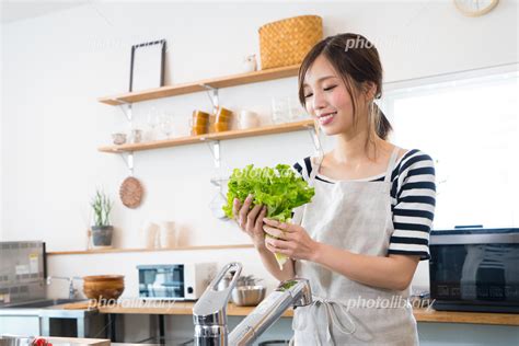 キッチンで料理を作る若い女性 写真素材 [ 6389700 ] フォトライブラリー Photolibrary