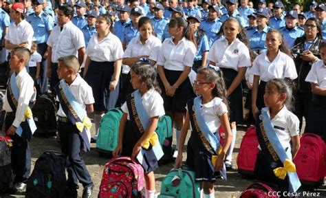 Fotos Entregan mochilas y útiles escolares a hijas e hijos de policías