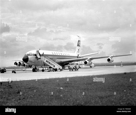 Boeing 707 lufthansa hi-res stock photography and images - Alamy