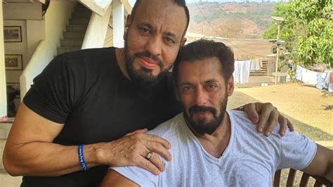 Salman Khans Bodyguard Shera Follows Maalik To Explore Panvel Farmhouse Video India Tv