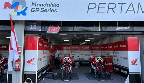 Foto Kesibukan Di Paddock Astra Honda Racing Team Persiapan Maksimal