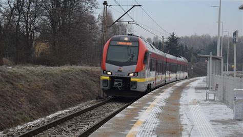 Dzka Kolej Aglomeracyjna Og Asza E Z Roku Na Rok Mo E Przewozi