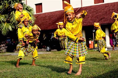 14 Jenis Tari Tradisional Di Sulawesi Selatan Dan Maknanya