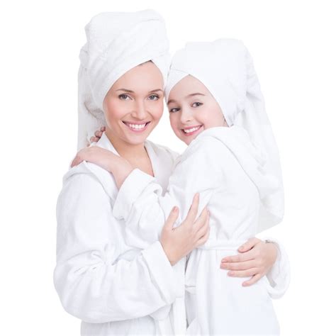 Portrait De L heureuse Mère Et Jeune Fille En Robe De Chambre Blanche