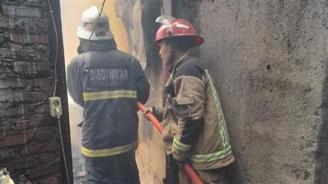 Diduga Konsleting Listrik Rumah Di Limbangan Garut Kebakaran