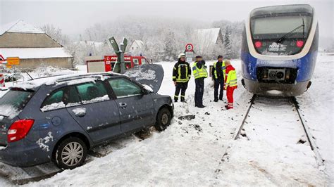 G Ttingen Zug Erfasst Auto Unfall An Bahn Bergang Emmenhausen