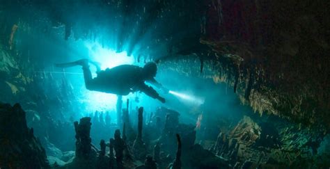 Fotógrafo capta en México cuevas submarinas mayas como de otro mundo