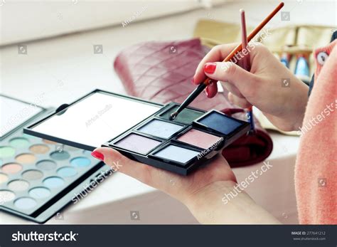 95 Woman Use Makeup Powder Box Images Stock Photos 3d Objects