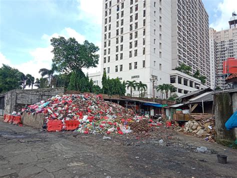 Tumpukan Sampah Menggunung Di Pasar Kemiri Muka Pedagang Pasar