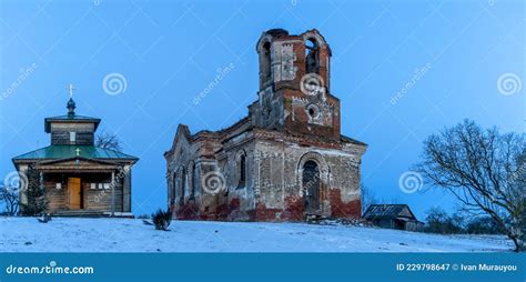 Vista Panorâmica Das Velhas Ruínas Da Igreja E Da Capela De Madeira