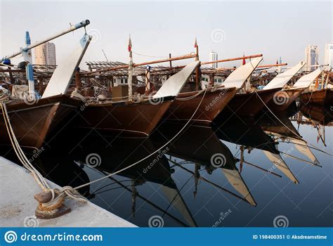 Barcos De Pesca Tradicionales Anclados En El Puerto Pesquero De Manama