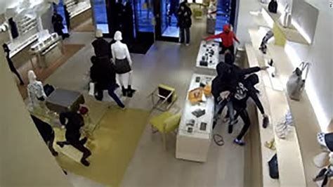 14 People Arrested For Group Thefts At High End Los Angeles Stores Cnn