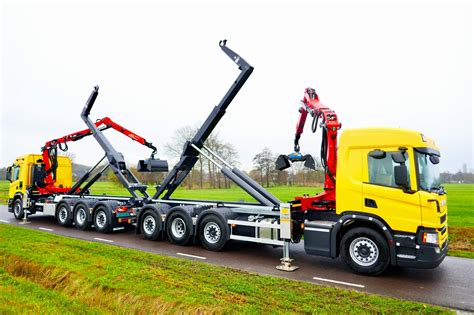 Scania s met haakarm en autolaadkraan voor Gem Súdwest Fryslân