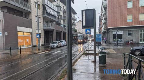 Incidente A Torino San Paolo Tram Urta Un Uomo Linea Limitata