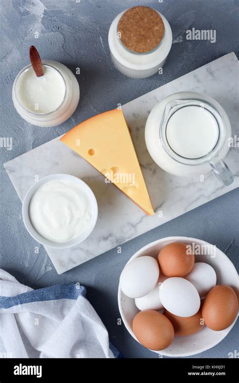 Selección De Productos Lácteos Sobre Fondo De Mármol Huevos Queso