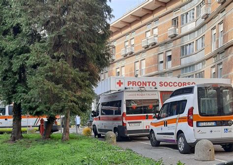 Covid Ambulanze In Coda Al Pronto Soccorso Dellospedale Di Saronno