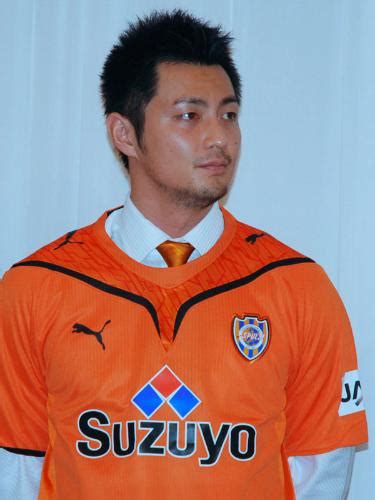 新体制発表会見でユニホームに袖を通した清水fw永井雄一郎 ― スポニチ Sponichi Annex サッカー