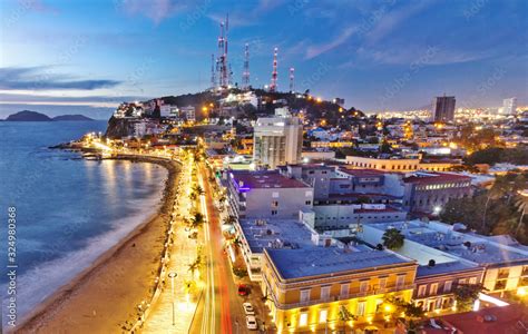 Malecon De Mazatlan Sinaloa Mexico De Noche Foto De Stock Adobe Stock