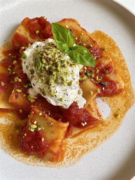 Paccheri Tricolore Con Pomodoro Stracciatella Di Burrata Pesto Di