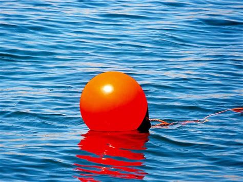 Marinero Sobrevive 14 Horas En Mar Abierto Aferrado A Una Boya