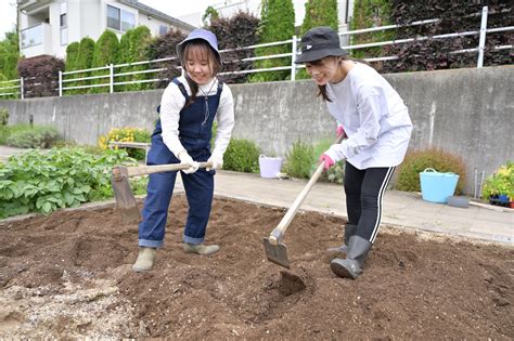 初めて鍬を手に農作業してみた！まずは「土ならし」と「通路作り」に挑戦♪【にちにち農ガールの活動レポ】 『あたらしい日日』 こんな時代のニューノーマルな暮らし方。食と農、生活情報をお届けします