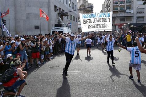 Acampe piquetero en la 9 de Julio con picadito de fútbol por una