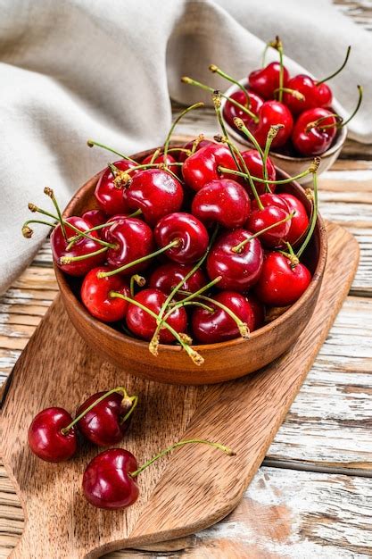 Cerezas Rojas Maduras En Un Colador Foto Premium