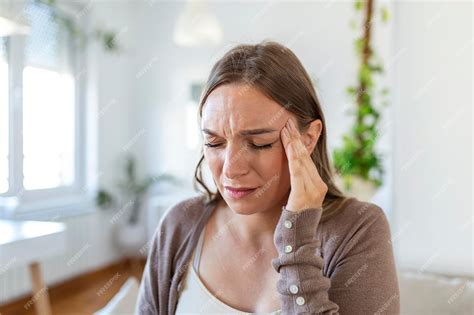 Mulher Triste Deprimida Sentindo Forte Dor De Cabeça Enxaqueca