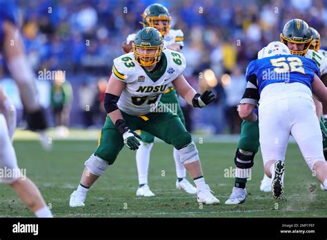 El Guardia De Los Bisons De Dakota Del Norte Jake Kubas 63 Se Prepara