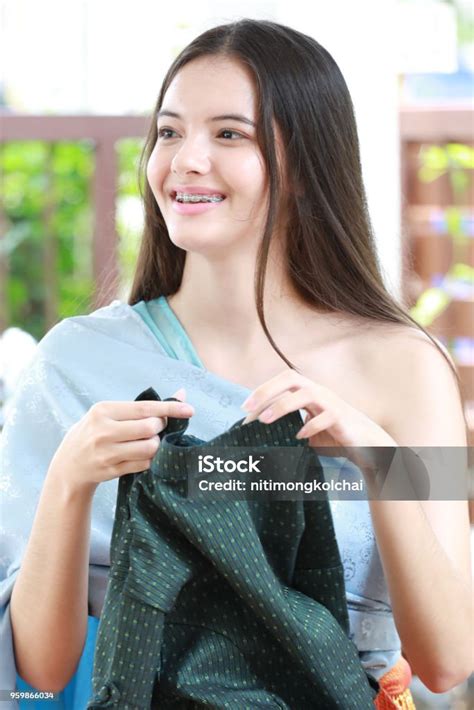 태국 전통 의상에서 아름 다운 결혼식에 대한 스톡 사진 및 기타 이미지 결혼식 고풍스런 공란 Istock