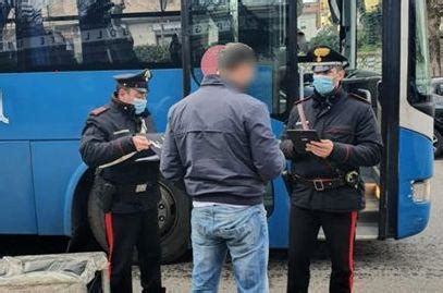 Ubriaco Molesto Sul Bus Autista Ferma La Corsa