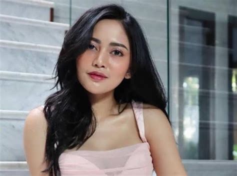 Rachel Venya Dihujat Netizen Gegara Unggah Foto Pakai Baju Adat Bali