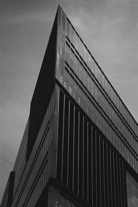 Gray Concrete Building · Free Stock Photo