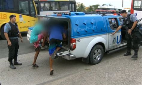 Assaltantes São Presos Durante Roubo A ônibus Na Avenida Brasil Jornal O Globo