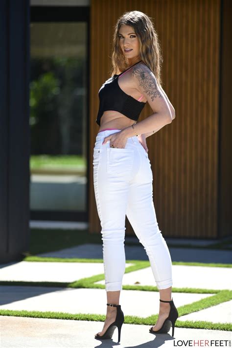 American Beauty Kenzie Love Strips Naked Shows Her Hot Curves Sexy Feet CoedCherry