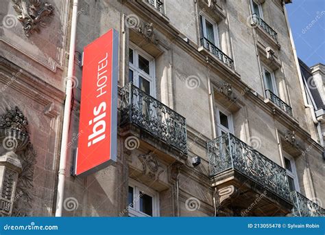 Logotipo De La Muestra Del Hotel Ibis Y Texto Rojos De La Marca En La